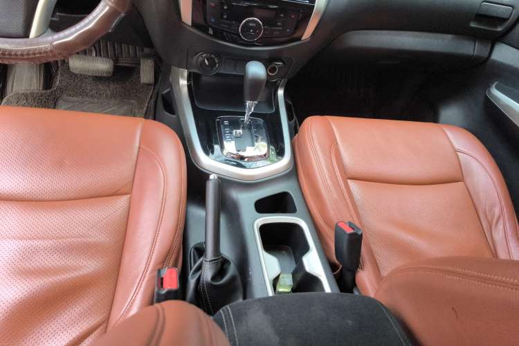 Used Nissan Navara 2017 2.5L Automatic 4x4 Luxury Edition QR25 Gear Lever