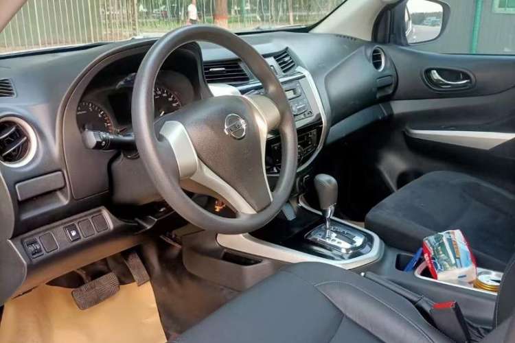 Used Nissan Navara 2017 2.5L Automatic 4x4 Luxury Edition QR25 Interior 1