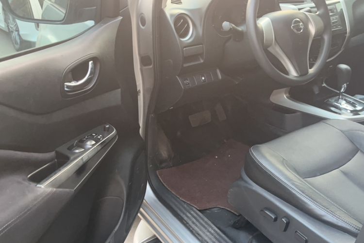Used Nissan Navara 2017 2.5L Automatic 4x4 Luxury Edition QR25 Interior 2