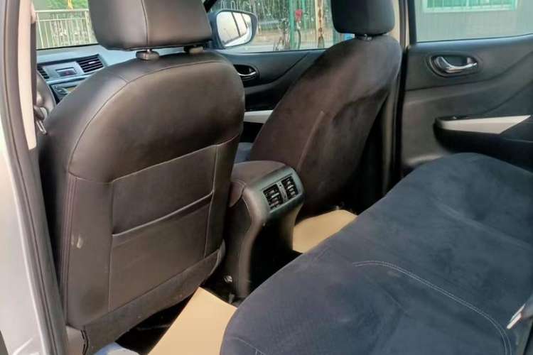 Used Nissan Navara 2017 2.5L Automatic 4x4 Luxury Edition QR25 Interior 3