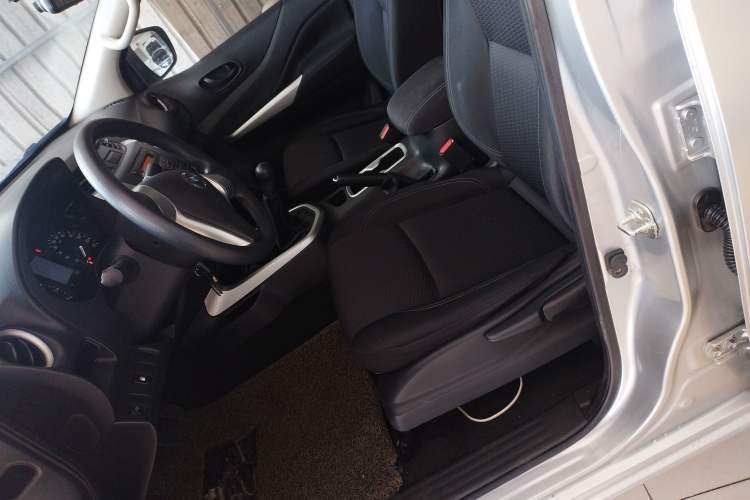 Used Nissan Navara 2017 2.5L Manual 4x4 Standard Edition QR25 Left Front Seat