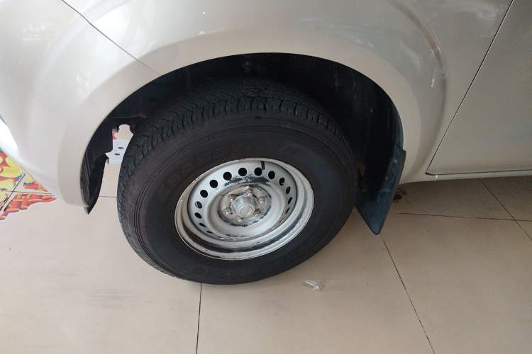 Used Nissan Navara 2017 2.5L Manual 4x4 Standard Edition QR25 Left Front Wheel Hub
