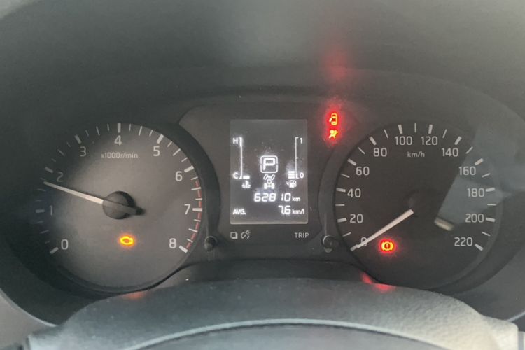 Used Nissan Navara 2017 2.5L Automatic 4x4 Luxury Edition QR25 Odometer Close Up