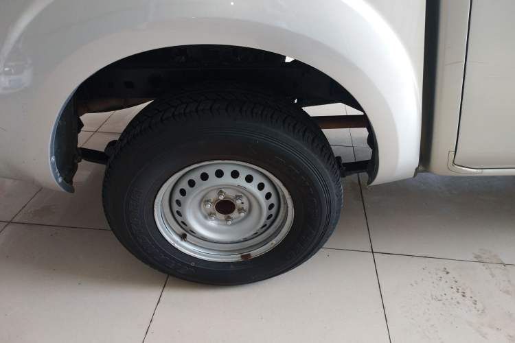 Used Nissan Navara 2017 2.5L Manual 4x4 Standard Edition QR25 Right Rear Wheel Hub