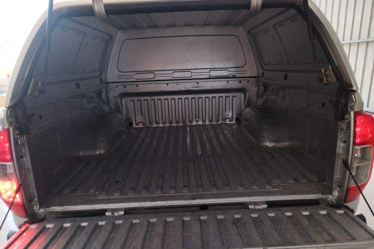 Used Nissan Navara 2017 2.5L Manual 4x4 Standard Edition QR25 Trunk