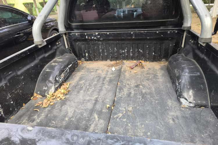Used Nissan Navara 2017 2.5L Automatic 4x4 Luxury Edition QR25 Trunk