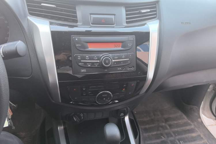 Used Nissan Navara 2017 2.5L Automatic 4x4 Luxury Edition QR25 Audio And AC Panel
