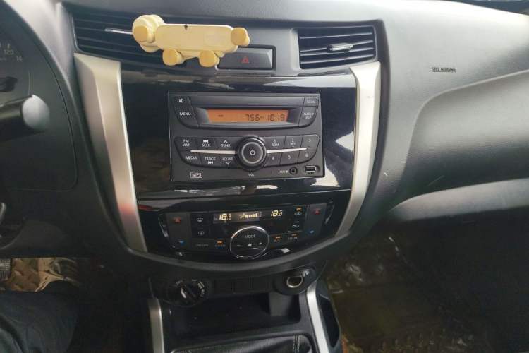 Used Nissan Navara 2017 2.5L Manual 4x4 Luxury Edition QR25 Audio And AC Panel