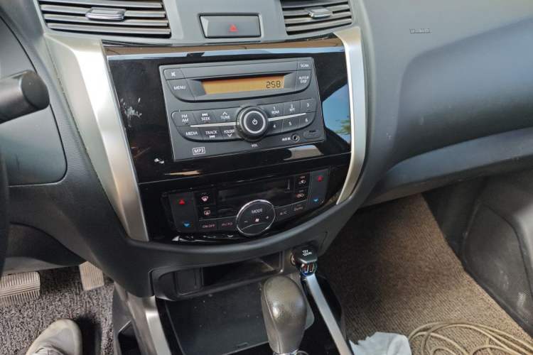 Used Nissan Navara 2017 2.5L Automatic 2WD Luxury Edition QR25 Audio And AC Panel