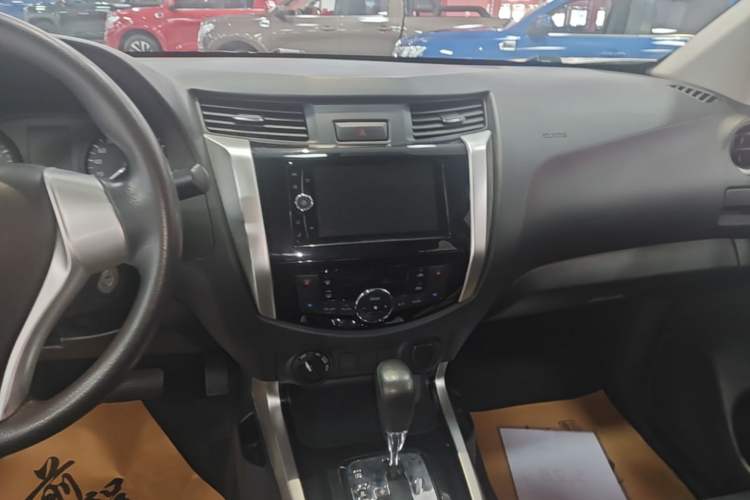 Used Nissan Navara 2017 2.5L Automatic 4x4 Luxury Edition QR25 Audio And AC Panel