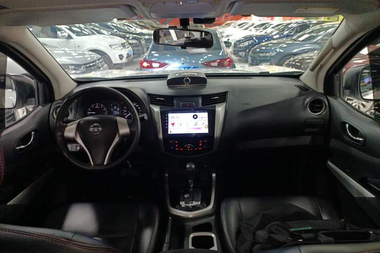 Used Nissan Navara 2017 2.5L Automatic 2WD Luxury Edition QR25 Center Console