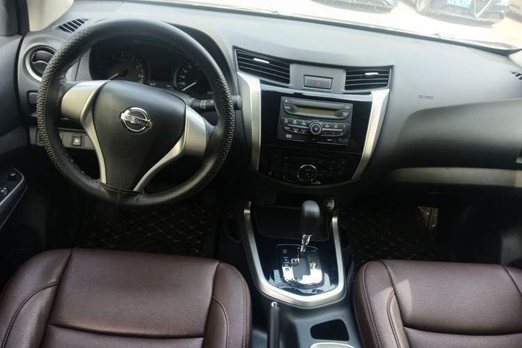 Used Nissan Navara 2017 2.5L Automatic 2WD Luxury Edition QR25 Center Console