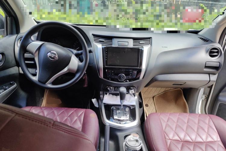 Used Nissan Navara 2017 2.5L Automatic 4x4 Luxury Edition QR25 Center Console
