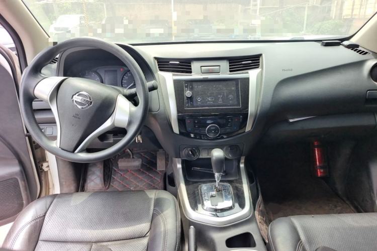 Used Nissan Navara 2017 2.5L Automatic 4x4 Luxury Edition QR25 Center Console