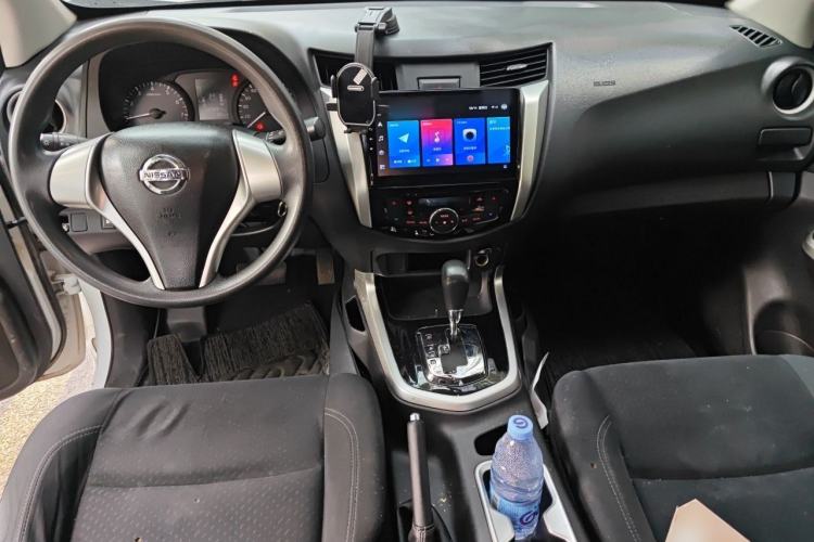 Used Nissan Navara 2017 2.5L Automatic 2WD Luxury Edition QR25 Center Console