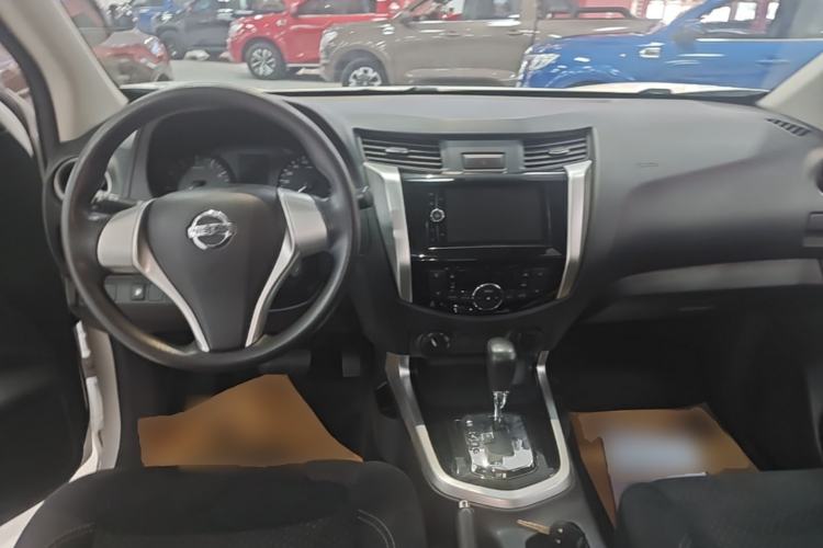 Used Nissan Navara 2017 2.5L Automatic 4x4 Luxury Edition QR25 Center Console