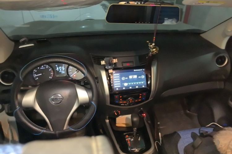 Used Nissan Navara 2017 2.5L Automatic 4x4 Luxury Edition QR25 Center Console