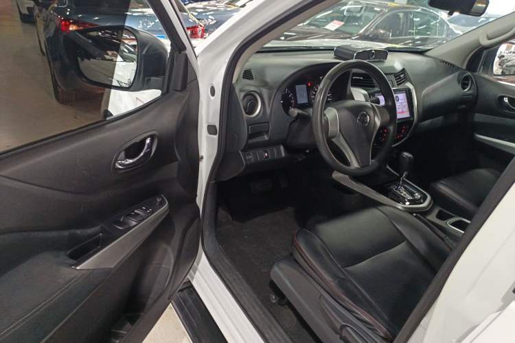Used Nissan Navara 2017 2.5L Automatic 2WD Luxury Edition QR25 Driver Seat