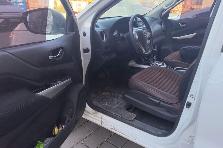 Used Nissan Navara 2017 2.5L Automatic 4x4 Luxury Edition QR25 Driver Seat