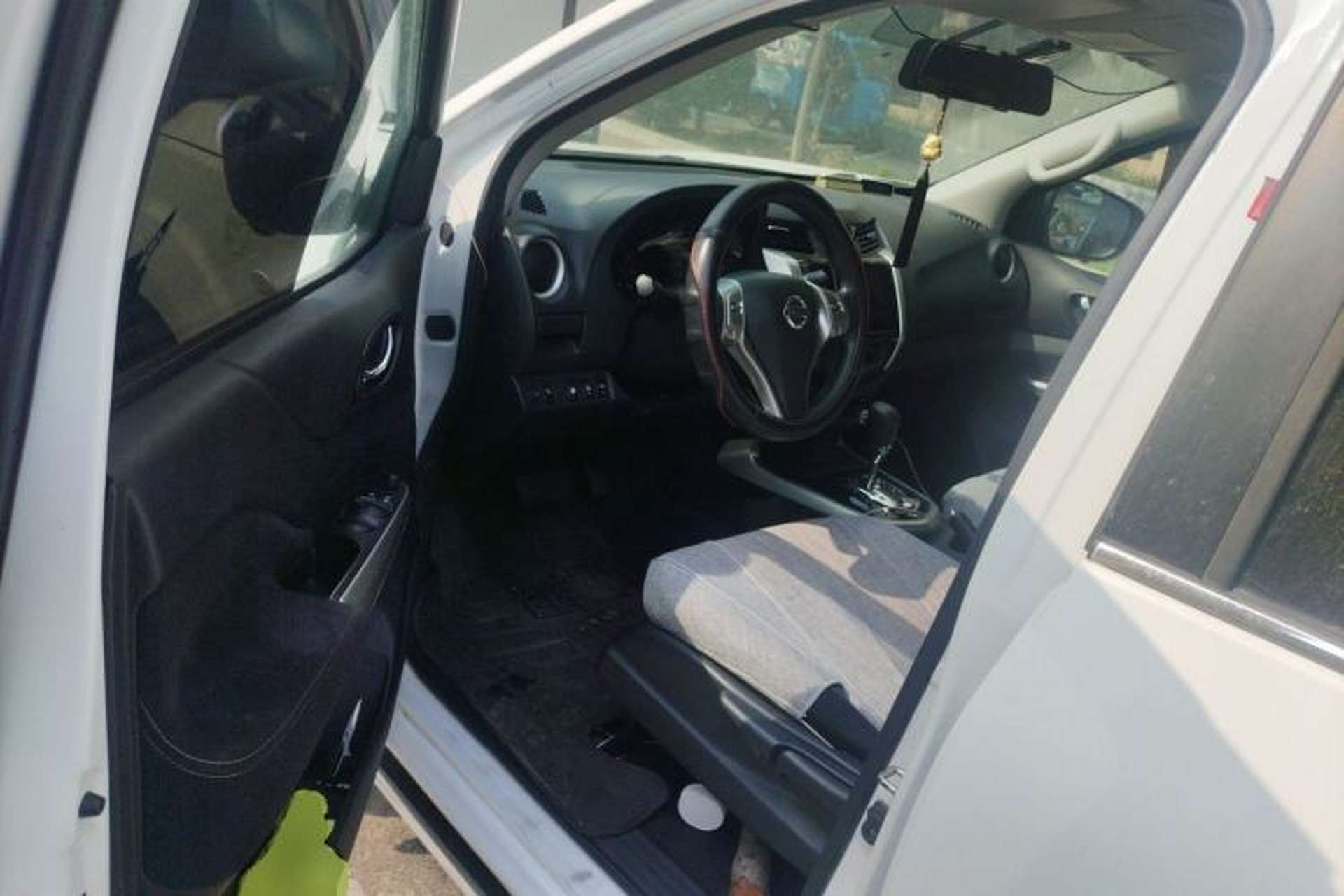 Used Nissan Navara 2017 2.5L Automatic 4x4 Luxury Edition QR25 Driver Seat