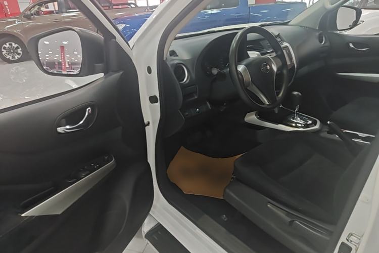 Used Nissan Navara 2017 2.5L Automatic 4x4 Luxury Edition QR25 Driver Seat