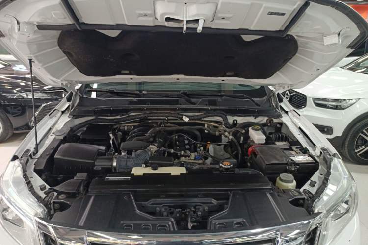 Used Nissan Navara 2017 2.5L Automatic 2WD Luxury Edition QR25 Engine Bay