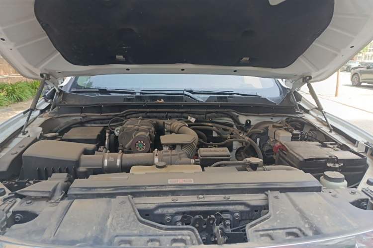 Used Nissan Navara 2017 2.5L Automatic 4x4 Luxury Edition QR25 Engine Bay