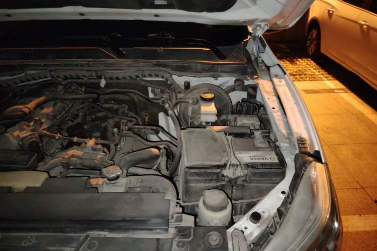 Used Nissan Navara 2017 2.5L Automatic 4x4 Luxury Edition QR25 Engine Bay Left