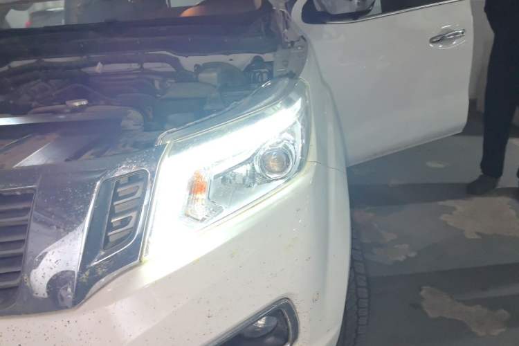 Used Nissan Navara 2017 2.5L Automatic 4x4 Luxury Edition QR25 Engine Bay Left