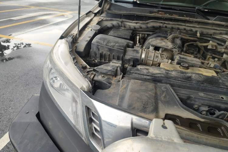 Used Nissan Navara 2017 2.5L Manual 4x4 Luxury Edition QR25 Engine Bay Right