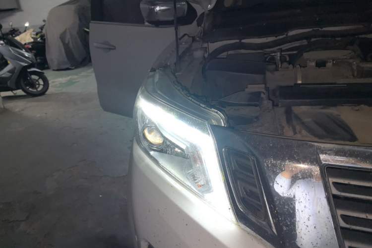 Used Nissan Navara 2017 2.5L Automatic 4x4 Luxury Edition QR25 Engine Bay Right