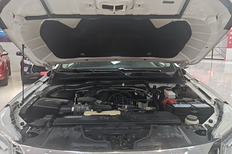 Used Nissan Navara 2017 2.5L Automatic 4x4 Luxury Edition QR25 Engine Bay