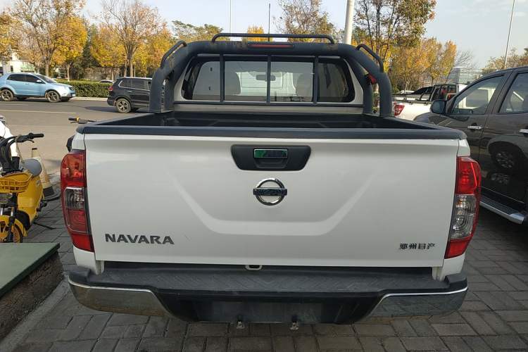 Used Nissan Navara 2017 2.5L Automatic 2WD Luxury Edition QR25 Exterior 4