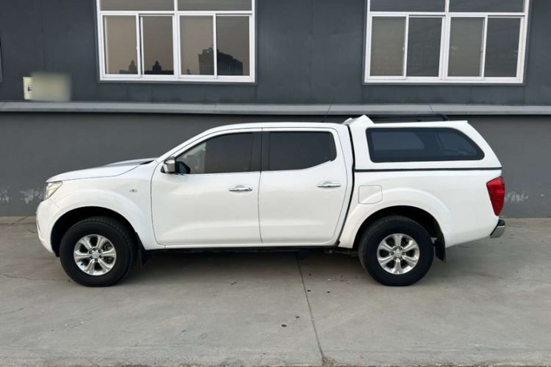 Used Nissan Navara 2017 2.5L Automatic 2WD Luxury Edition QR25 Exterior 5