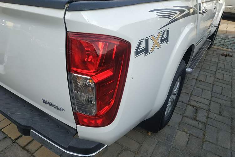 Used Nissan Navara 2017 2.5L Automatic 2WD Luxury Edition QR25 Exterior 6