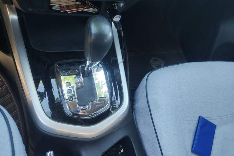 Used Nissan Navara 2017 2.5L Automatic 2WD Luxury Edition QR25 Gear Lever