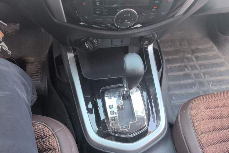 Used Nissan Navara 2017 2.5L Automatic 4x4 Luxury Edition QR25 Gear Lever
