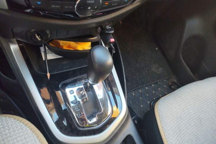 Used Nissan Navara 2017 2.5L Automatic 4x4 Luxury Edition QR25 Gear Lever