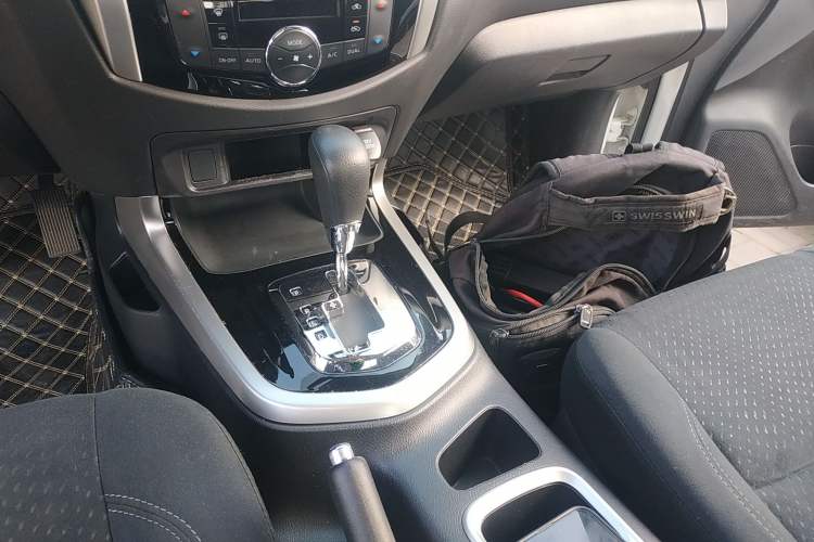 Used Nissan Navara 2017 2.5L Automatic 2WD Luxury Edition QR25 Gear Lever