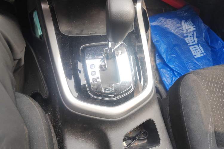 Used Nissan Navara 2017 2.5L Automatic 4x4 Luxury Edition QR25 Gear Lever