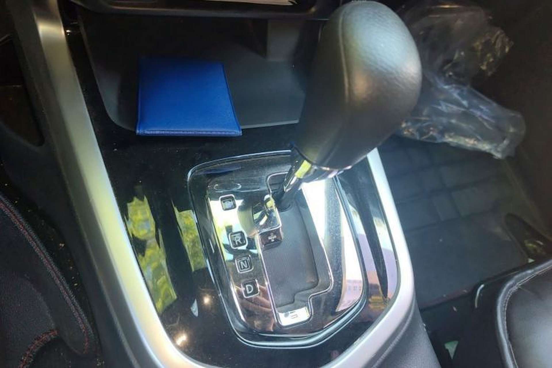 Used Nissan Navara 2017 2.5L Automatic 2WD Luxury Edition QR25 Gear Lever