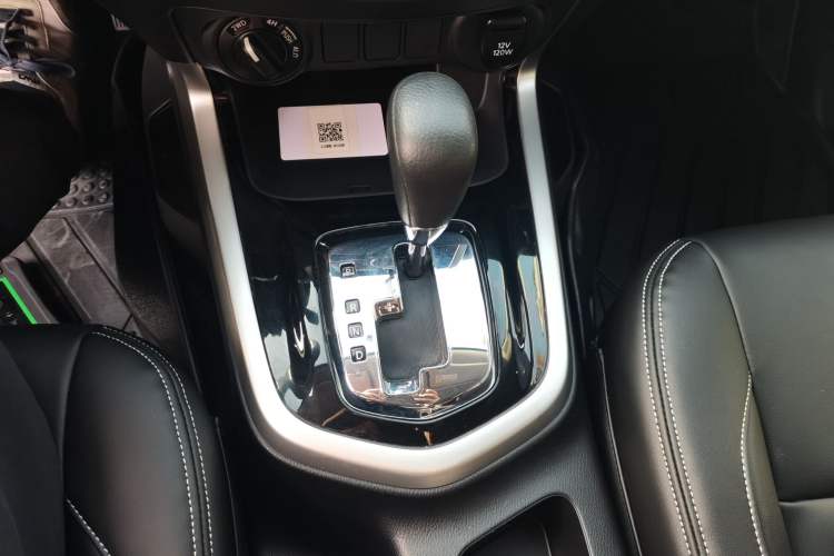 Used Nissan Navara 2017 2.5L Automatic 4x4 Luxury Edition QR25 Gear Lever