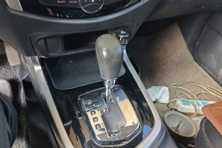 Used Nissan Navara 2017 2.5L Automatic 2WD Luxury Edition QR25 Gear Lever