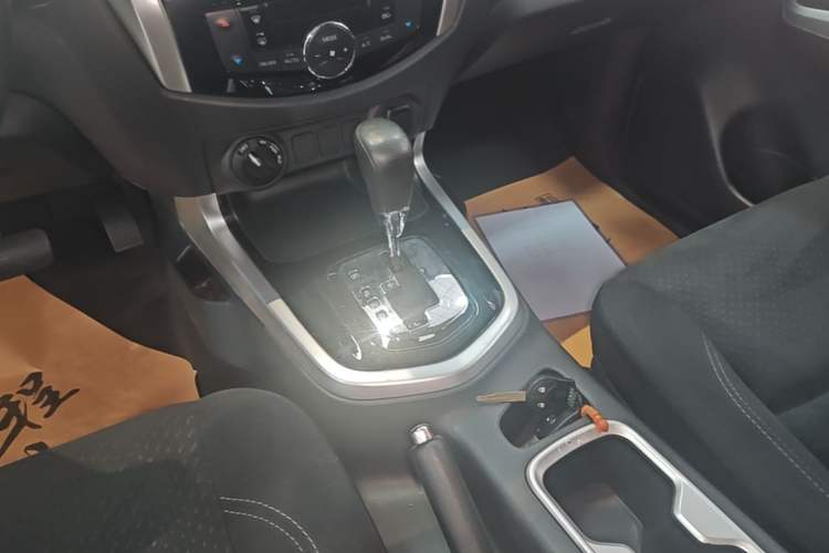 Used Nissan Navara 2017 2.5L Automatic 4x4 Luxury Edition QR25 Gear Lever