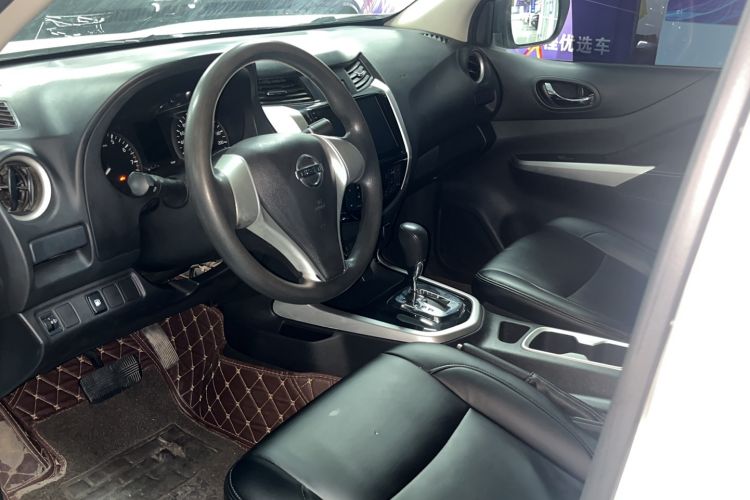 Used Nissan Navara 2017 2.5L Automatic 4x4 Luxury Edition QR25 Interior 2