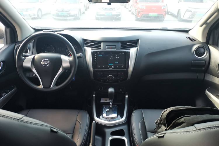 Used Nissan Navara 2017 2.5L Automatic 4x4 Luxury Edition QR25 Interior 2