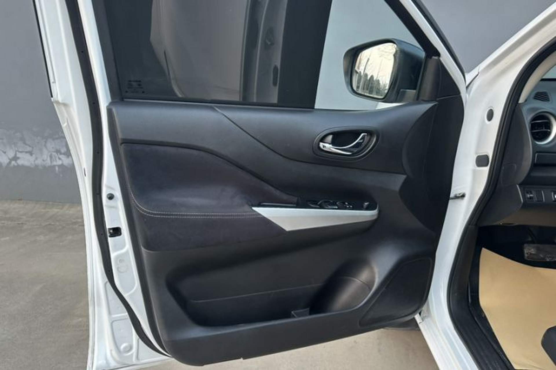 Used Nissan Navara 2017 2.5L Automatic 2WD Luxury Edition QR25 Interior 3