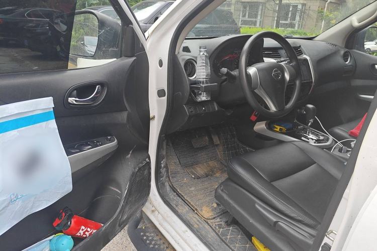 Used Nissan Navara 2017 2.5L Automatic 2WD Luxury Edition QR25 Interior 3
