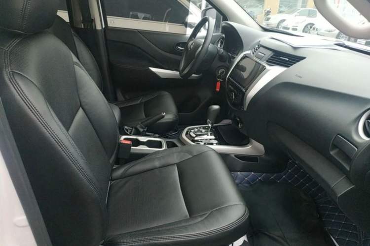 Used Nissan Navara 2017 2.5L Automatic 2WD Luxury Edition QR25 Interior 3