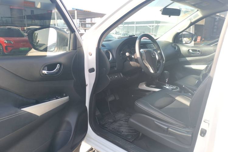 Used Nissan Navara 2017 2.5L Automatic 4x4 Luxury Edition QR25 Interior 3